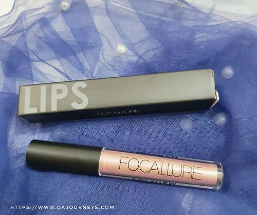 Sampai sekarang maish bingung kenapa @focallurebeauty tu yang hits cuma palette nya aja, padahal produk lainnya juga oke-oke loh.Contohnya @focallure ultra chic matte lipstick ini, selain sebagai lipstick biasa juga bisa dipakai sebagai eyeshadow.Review lengkap klik di link hidup di bio ya, ternyata warnanya cakep juga loh ada glitter2nya tapi glitternya kecil banget jadi nggak norak pas dipakai.#clozetteID #abbeatalgorithm #abcommunity #focallure #focallureindonesia #focalluremakeup #focallurebeauty #focallurelipstick #focallurecosmetics #BeautyBloggerBandung #beautybloggerindonesia