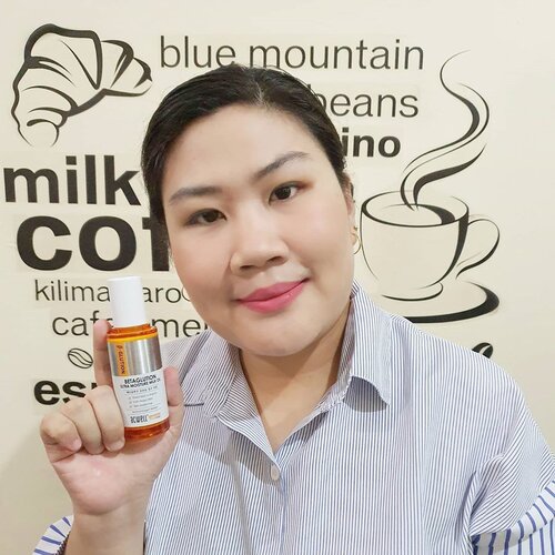 Udah sering banget baca review tentang @acwell_official Betaglution Ultra Moisture Milk Oil ini dari beauty blogger lainnya. Karena penasaran, akhirnya beneran order ke @lynecosmetics.id kenapa? Karena sejauh saya browsing sana sini cuma Lyne Cosmetics yang jual.Mungkin brand #Acwell tu asing ya di telinga kalian, tapi aslinya mereka tu di Korea cukup hits loh. Kalau kalian nonton drakor Crach Landing On you, ada adegan kapten Ri menghangatkan jus di telapak tangannya sebelum diminum Se Ri, katanya itu tehnik dari #DonguiBogam 😁 apa sih?Dongui bogam adalah buku penyobatan dari Korea yang dibuat di jaman Joseon yang dibuat oleh tabib raja, nah salah satu ramuannya yang dijadikan bahan utama oleh Acwell yang dipadukan dengan teknologi canggih saat ini.Kebayang donk gimana bagusnya produk mereka? Makanya saya kepo berat pengen coba hehee, yuk ah cuss ke link hidup di bio, saya ada bahas lengkap tentang #acwellbetaglutionultramoisturemilkoil ini lengkap dengan penjelasan bahan bakunya di blog.#clozetteID #abbeatalgorithm #abcommunity #idskincarecommunity #koreanskincare #skincaredaily #naturalcosmetics #abblogger #skincareobssesed #abroutine #instaskincare #igskincare #skincarecommunity #PMskincare #AMskincare #skincareroutines