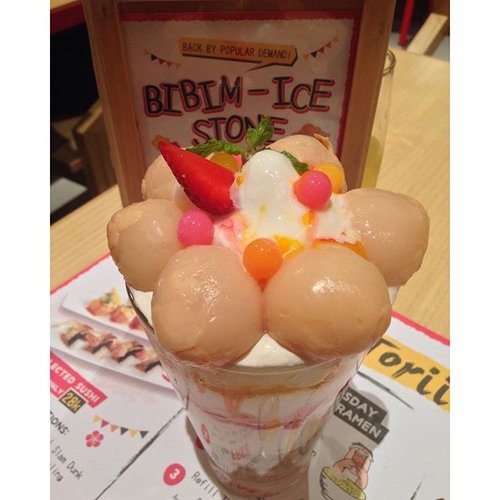 Lychee parfait from @tokyobelly price around 48K. Ice cream vanilla dengan lychee yang super gede diatasnya. Dibikin per layer dengan saus mangga dan strawberry, manisnya pas, ga bikin eneg, porsinya gede, harusnya sharing berdua kl ga kekenyangan. #TokyoBelly #MyHappyBelly #CreatingTheGoodLife #TheJourneyInJakarta #foodgasm #foodgram #foodporn #foodblogger #foodlicious #foodnotebdg #foodnotejakarta #instafood #kulinerjkt #kulineraddict #kulinerjakarta #jakartafoodies #eatoutjkt #ClozetteID #IsmayaGoodTreats