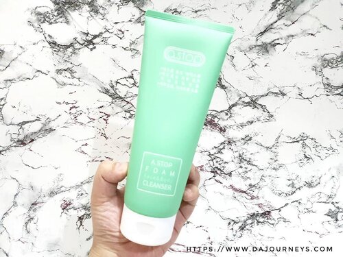 Akhirnya keluarga @a.stop4you saya lengkap sudah dengan kedatangan Foam face & Body Cleanser yang bisa dibeli di https://hicharis.net/Wind1403s/GlF 🤭Iya ga salah baca ini sabun buat muka juga badan, bisa buat menghempas jerawat punggung juga. Jadi fungsi utamanya bukan membersihkan badan kayak sabun pada umumnya ya, jadi sayang aja gitu kalau dipake sebadan-badan 🤣 *kikirSaya pribadi sih suka ya sama kandungannya, tapi terkadang aroma tea tree nya kenceng banget kalau hidung lagi sensitif, tapi dihari2 biasa aroma tea tree nya malah seger 🤔 bingung aku juga. Review lengkap as usual cek link hidup di bio yak 🥰Harganya emang lumayan ya, tp asli ini gede banget, aku pikir awalnya bakal kayak facial foam umumnya gitu ternyata nggak, liat aja tangan sama tubenya gedenya gimana.Next aku mau minta diskon sama @charis_indonesia buat ngaish aku diskon acne patchnya. Karena akhir-akhir ini aku jerawatan mulu sejak pakai masker 😭 sekitar area yang ditutupi maskerlah pokoknya jadi kesel karena jerawatnya muncul terus.Kalian minat ga? Kalau aku adakan promo acne patch dari @acne_stop__?#redness #rash #excessive sebum #quick effect #astop #Foamface&body Cleanser #acne #clozetteID #abbeatalgorithm #abcommunity #idskincarecommunity #koreanskincare #skincaredaily #naturalcosmetics #abblogger #skincareobssesed #abroutine #instaskincare #igskincare #skincarecommunity