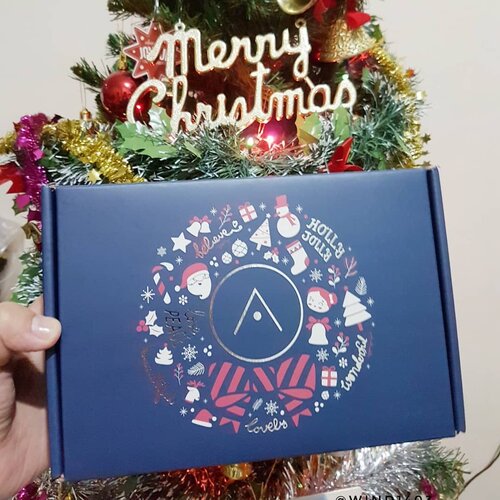 Ada yang butuh ide buat ngasih kado ke orang-orang terkasih? Kebetulan aku ada postingan tentang 10 produk @altheakorea yang jadi wishlist aku. Karena christmas di Korea sana banyak brand yang mengeluarkan produk limited edition.Beberapa produk udah sold out sih 😭 tapi semoga restock lagi ya. Yang mau ngasih aku hadiah juga boleh loh ngintipin apa aja yang aku pengen 😂 *kode kerasKalau kalian aku kasih hadiah produk di Althea sesuai keinginan kalian senilai 100rb sd 150rb kira-kira kalian berminat nggak?Komen donk biar aku ada ide buat hadiah giveaway berikutnya 😄 #AltheaAngels #AltheaKorea #altheaindonesia #Christmas2018 #ChristmasGift #clozetteID