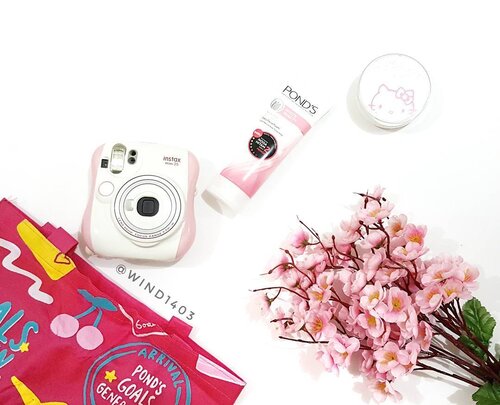 Must have item versi saya saat traveling
📌 @instaxindonesia buat mengabadikan momen liburan yang ga bakal terulang lagi
📌 @pondsindonesia facial foam, karena saya nggak bisa pakai sembarang sabun cuci muka  Ponds White Beauty Spot Less ini busanya banyak, formulanya ringan dan enak banget wanginya
📌 Cushion buat touch up sebelum sesi foto2

Semuanya aku masukin ke tas seperti ini biar kalau belanja bisa sekalian dimasukin, ga usah pakai plastik lagi biar eco friendly 😉

#TravelGoals #PondsGoalGeneration #PondsxIndomaret #FlatLayOfTheDay #FlatLay #ClozetteID