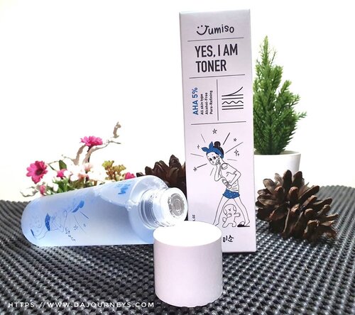 Kalian pasti tahubkalau tipe kulit saya kering dan satu-satunya toner dengan kandungan AHA yang pernah saya pakai tuh dari brand lokal. Makanya waktu cobain toner ini saya deg-deg ser 😂 udah parno yang nggak-ggak tapi pas browsing kandungannya ternyata ini lebih mild dari yang pernah saya bahas dari brand lokal loh.Kalau begitu kita cuss coba, eh 2 mingguan cobain kok suka ya, minusnya ada sih, di aromanya yang kayak aroma wangi2an lilin gitu, citroen ala-ala 🤣 ternyata wanginya juga karena bahan bakunya mengandung lemon myrtle, apaan tuh win? Panjang kalau disini, cuss aja ke blog ya 😂 *teteeep promosi wkwkwk@stylekorean_global @jumiso_official #stylekorean #stylekorean_global #Jumiso #clozetteID #abbeatalgorithm #abcommunity #idskincarecommunity #koreanskincare #skincaredaily #naturalcosmetics #abblogger #skincareobssesed #abroutine #instaskincare #igskincare #skincarecommunity #koreanskincareblogger #Skincareblogger #jumisotoner #yesiamtoner