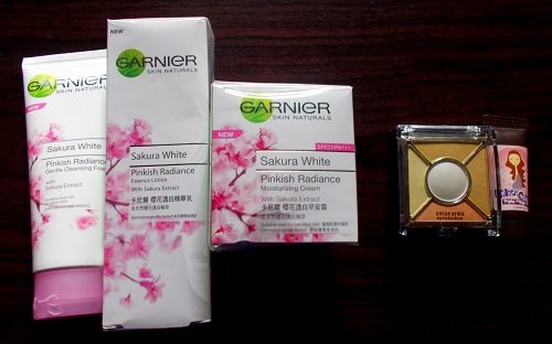 Titip beli Garnier Sakura White cleansing foam, essence lotion, and moisturuzing cream dapet bonus eyeshadow sama mini size BB Cream.