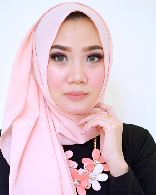 FUZZY WUZZY the best ever 😍
.
Tap untuk tahu product apa saja yang aku pakai, atau kamu bisa juga cari tahu detail tentang product tersebut ke www.sistersdyne.com
.
.
#Clozette #Clozetteid #Beauty #Makeup #Hijab #Hijabers #FOTD #MOTD #LOTD #Lipcream #Matte #waterproff #Localproduct #eminacreamatte #flamingo #Fuzzywuzzy #lippie #lipstickjunkie #bloggerreview #bbloggers #beautybloggerid #instabeauty #instamakeup #dasistersblog #hijabstyle #hijabpastel