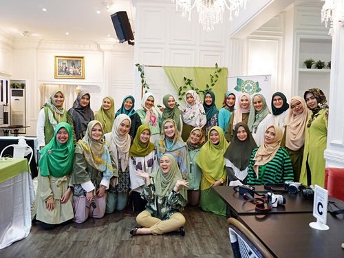 Keseruan acara kemarin, Ngobrolin soal penting-nya menjaga kebersihan organ intim.. heeeemmm.. 😂
.
So, nantikan postingan blog tentang RESIK-V x Indonesia Hijab Blogger di www.sistersdyne.com
.
#Clozette #Clozetteid #Beauty #Lifestyle #LOTD #Blogger #EventBlogger #ihblogger #ihbevent #Hijabers #Hijabi #Hijabstyle #resikvgodokansirih #antiseptikalami #arisanresik #bebaskeputihan #Antiseptik #DASistersBlog #Instabeauty #Instadaily #instadialy #FOTD #MOTD #Makeup #sirih #closeup #hijabootd #hijabootdindo