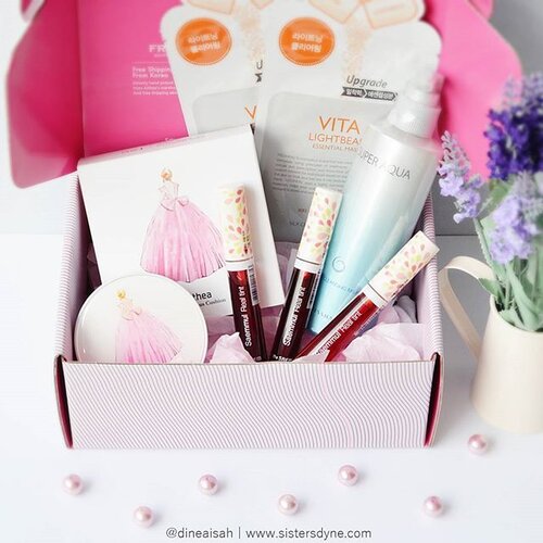 🎊 Tadaaaaaaaa!! Beauty sisters lihat?? Box Pink dari @altheakorea telah sampai di rumah dari 2hari yang lalu melalu e-cargo.

Banyak sekali product K-Beauty yang belum pernah sama sekali saya dengar atau lihat di indonesia, salah satunya adalah Dr.Althea Cushion.

Tunggu review detailnya di post blog #Dasistersblog yaaaaaa

Beauty sisters juga tertarik untuk berbelanja di online store Althea?? *double tap jika kamu tertarik*

#clozette #clozetteid #beauty #makeup #skincare #pinkbox #unboxing #produkkorea #korea #theseam #liptint #altheaid #althea #altheakr #dralthea #cushion #missha #cleansingmilk #masksheet #bbloggers #beautybloggerid #instabeauty #instamakeup #instamood