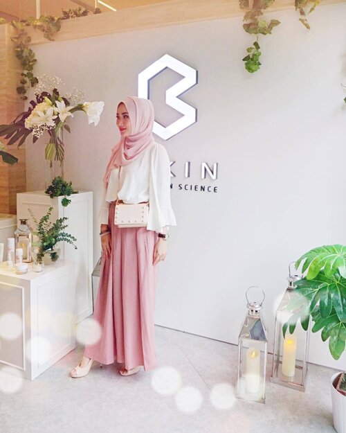 Nggak pernah bisa foto Oo Oo Tee Deh, sebetulnya bukan karena nggak bisa tapi "Nggak Pede" 😭.But, this is my White Valentine #OOTD in Beauty Blogger Gathering @bskin_id *tap for detail.Terimakasih ibu cantik untuk capturenya @roosvansiaaa.#Clozette #Clozetteid #beauty #skincare #bskinVline #bskinWline #bskinMline #Nature #instabeauty #instaskincare #instadaily #skincareroutine #bbloggers #beautybloggerid #Bloggerreview #dasistersblog #BSKIN #BSKINstagram #BSKINbeauties #hdi #antiaging #antiagingserum #skingoals #smartskinscience #bskinstories #hijabstyle #hijabfashion #hijabi #hijabers