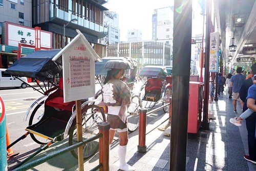 [Asakusa] 1). Aku lupa nama jalan ini apa. Cuma jalan ini, jalan menuju ke Asakusa. Yang aku ingat sepanjang jalan ini berjejer becak panggul. Walau nggak sempat naik, tapi akhirnya bisa juga lihat becak panggul yang sering mucul di tipi-tipi serial mandarin zaman dulu 😍
.
.
#Clozette #Clozetteid #Traveling #asakusa #Tokyo #exploretokyo #Japan #holiday #Dinetraveling #DASistersblog #Bloggerreview #beautybloggers