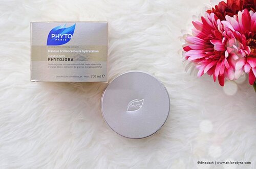 Salah satu product yang diboyong pulang dan menjadi haul di bulan September-November ini ada @phytoparis_id
.
.
#clozette #clozetteid #beauty #makeup #haircare #hairtreatment #beautyproduct #phytoparis #hairmask #haul #shooping #instabeauty #instamekup #bokeh #dreaming #minireview #bloggerreview #bbloggers #beautybloggerid #dasistersblog #flatlays