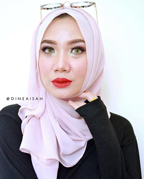 Masih di @wardahbeauty Exclusive Matte Lip Cream, selain Pinkcredible ada juga HELLO RUBBY yang menjadi favorite aku. Iya jadi ini adalah warna merah dengan campuran warna coklat yang khas.Where To Buy : @lipstik_murah_purbasari.Lihat detailnya lebih lanjut di www.sistersdyne.com atau click link bio yaaaa.#Clozette #Clozetteid #Beauty #Makeup #Hijab #Hijabers #FOTD #MOTD #LOTD #Lipcream #Matte #waterproff #Localproduct #Wardahexclusivematte #Pinkcredible #lippie #lipstickjunkie #bloggerreview #bbloggers #beautybloggerid #instabeauty #instamakeup #dasistersblog #helloruby