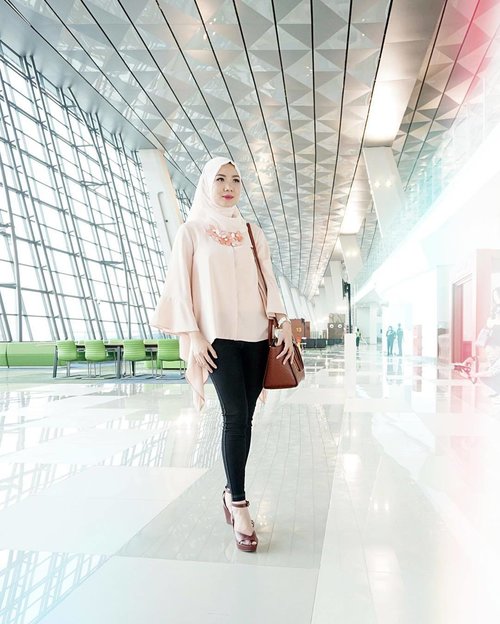 ✨ Soft opening lauching Terminal 3 Ultimate Soekarno Hatta. Suka banget dengan desain #T3CGK ini karena rancangan bandara terbaru ini di desain dengan sangat modern dan juga dengan sentuhan budaya indonesia 😎 Tap untuk detail ootd-nya#Clozette #Clozetteid #OOTD #MOTD #HOTD #Hijabi #Hijabers #casual #traveler #vanue #T3FashionShow #Terminal3FashionShow #Bandara #SoekarnoHatta #Sunshine #modernstyle #banggaindonesia #Dasistersblog #blogger #bbloggers #eventblogger #beautybloggerid #wearPICNIC