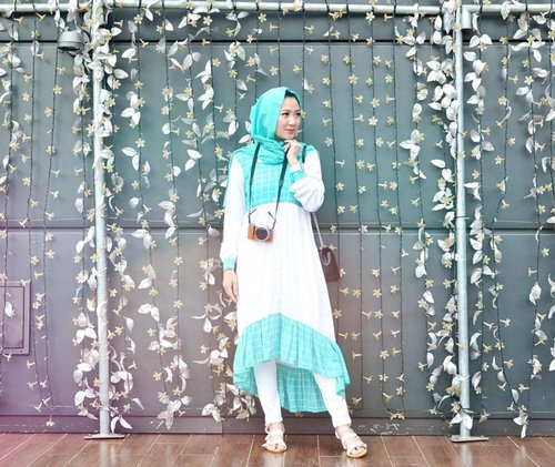 Suka pakai tunik? Beauty sisters coba cek @rjbyroswitha , Banyak tunik dan dress basic yang simple untuk menemani style-mu di bulan Ramadhan ini. Tunic dengan rample dibawah seperti ini menurut kamu bagaimana? baguuus yaa 😍
.
Pict by : @safaaisah 
Tunic bg @rjbyroswitha 
Pants : @uniqloindonesia
.
#Clozette #Clozetteid #ootd #hijab #hijabers #hijabstyle #tunic #tosca #basic #beauty #bloggerreview #beautybloggerid #bbloggers #instagood #instafashion #dasistersblog #hijabi #hotd