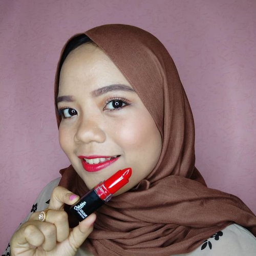 Swatch lengkap @mukka_kosmetik Colour Lipstick yang super affordable. Ada delapan warna yang bisa disesuaikan dengan mood kamu. Teksturnya creamy tapi ada beberapa warna yang patchy di bibir aku. Terutama untuk warna yang nude. Hasil akhirnya satin finish. Favorite aku si nomor 2, kalau kalian? ..#indonesianbeautyblogger #bloggermedan #blogm #bpnetwork #makeupjunkie #blogger #ameltami #ameltamicom #bloggerlife #medanbeautyblogger #MBB #beautybloggermedan #bunnyneedsmakeup # #beautygoersID #tampilcantik #setterspace #beautiesquad #indonesianfemaleblogger #kbbvmember #sociolla #beautynesiablogger #contentcreatormedan #influencermedan  #sociollablogger #bloggerlife #clozetteid #clozette #youtubermedan