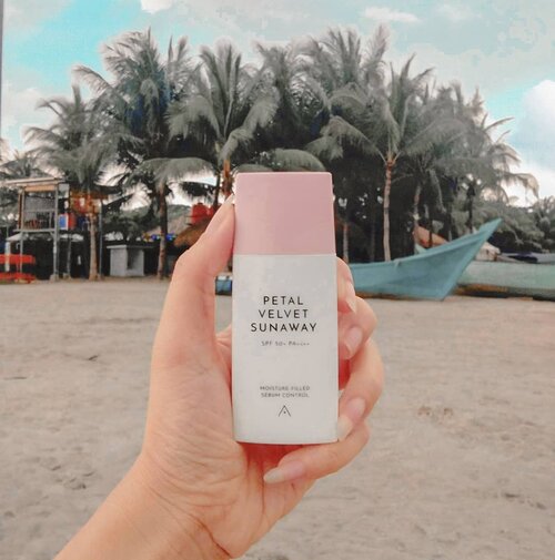 Current fav sunscreen ❤💙 , apalagi yang hobby main ke pantai kudu nyobain nih sunscreen @altheakorea Petal Velvet SunwayIts lightweight, non sticky formula with glow natural look 😍💙 Just Glow the way you are gitu gengs, in love❤❤❤ #altheangelsHave you tried it too?Just #swipeup on my #igstory😍😍😍...#beautybloggerindo #jakartabeautyblogger #clozetteid #sociollablogger  #featuredonalthea #beautybloggerindo #makeupcommunity #bloggerlife #bloggingcommunity #tampilcantik #ragamkecantikan#GlowliciousMe_Review