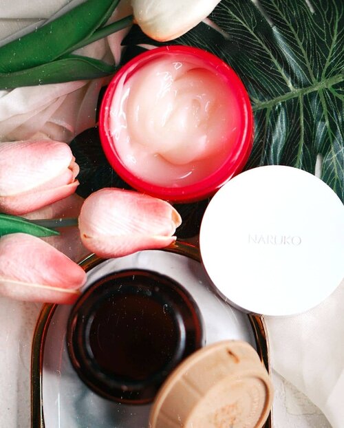 #tuesdaytexture to love @naruko.indonesia Rose & Botanic HA Aqua Qubic Night Jelly EX + @holikaholika_indonesia Sleeping Mask

Share juga yuk fav sleeping mask kalian gengs 💕🤗

GlowliciousMe
🌏www.Glowlicious.Me
____🌷🌷🌷____

#skincarecommunity #texturetuesday #skincareaddict #sleepingmask #selasapagi #skincareenthusiast #beautyproduct #skinpalette #beautyblogindonesia #reviewskincare #skincareflatlay
#beautybloggerindo #ivgbeauty #jakartabeautyblogger #clozetteid #startwithsbn