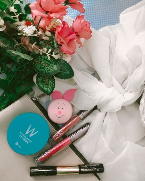 #ThursdayVibesEdisi rapiin feed dan rapiin hati lolWhat u up to edisi Kamis menjelang #PSBB gini guys? On frame:@W.Labglobal_global  W-Snow Water Cushion@Lookecosmetics Holy Lip Cream Matte@indonesia_etudehouse Happy With Piglet Jelly Mouse Blusher#GlowliciousMe🌏www.Glowlicious.Me_🌷🌷🌷_#indomakeup#zonamakeup#makeupseharihari#indomakeup#belajardandan#makeuplokal#loosepowder#reviewmakeup#ClozetteID#JakartaBeautyBlogger#MakeupFlatlays#bloggerinspo#makeupfavorites#makeupstash#makeupenthusiasts#makeupinventory#makeupmata#tipsmakeupnatural#indobeautyblogger #makeupflatlay