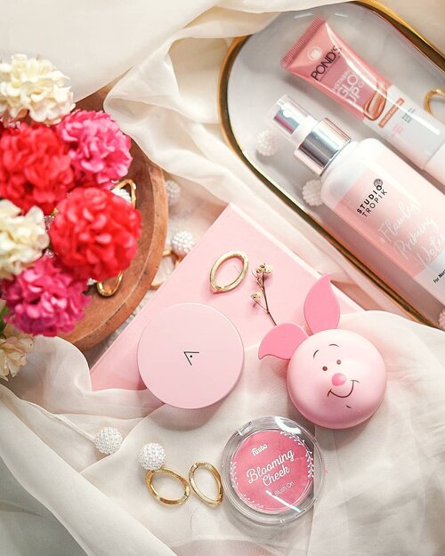 •
Tebak yuk produk lokal yang ada di : My #pinkwednesday today

•

Clue: produk #blushon dan #settingspray

•

On the frame:
🥬@altheakorea Petal Velvet Powder

🥬@indonesia_etudehouse Happy with Piglet Jelly Mousse Blusher

🥬@Fanbo Blooming Cheeck Blush On

🥬@studiotropik Flawless Priming Water

🥬@pondsindonesia Glow Up Tone Cream
.
.
.
.
.
.
.
.
.
.
.
.
.
.
.
.
.
.
.
.
.
#makeuplover #makeupenthusiast #altheaangels #jakartabeautyblogger #clozetteid #FDbeauty #sociollabeautyjournal #cchannelfellas #makeupjakarta #pondsindonesia #althea #etudehouseindonesia #etudehouse #fanbocomestics #fanboblushon #Studiotropikindonesia #indonesianbeauty #beautybloggerindo #igtopshelfie #beautycommunity #beautyreviews #igtopshelfie #beautyreview #intothegloss #beautypost #jbbfeatured