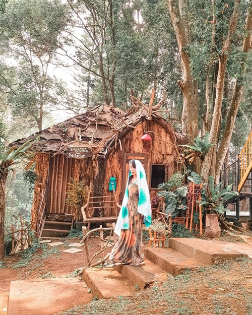 Veni Vidi Vici ..............#ootdindo #lookbookindonesia#privatevilla #sociollablogger #altheaangels #yourtravelvoice#keluarbentar#dolansebentar#bloggerindonesia #pasminabiru  #bloggerlife #gawn #oneshouldergawn #pesonaindonesia #traveller #sunyi #gunung #jalanjalan  #indonesianbeauty #GlowliciousMe_Wear #clozetteid #forest #nature #greenery