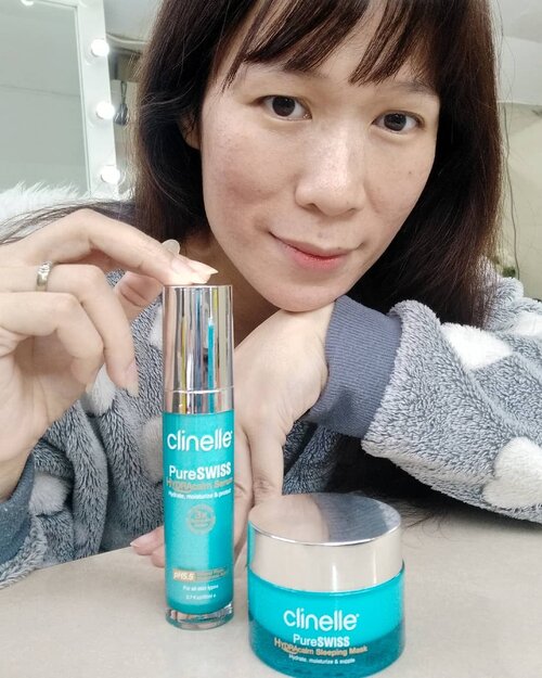 Ada yg kayak aku nggak abis skincare_an, nongkrong didepan cermin terus2an lol_Happy bgt kalau skincare yg kita pake itu cocok dan works di kulit ya gengsSeperti produk skincare @clinelleid yang aku lagi cobain sekarang ini Pure Swiss HydracalmSerum dan Sleeping Masknya yang berfungsi 3 kali menghidrasi (72hours)_Mungkin yang perlu dinote juga kalau semua produk Clinelle ini tidak menandung bahan2 berbahaya : No artificial lfragrance, No lanolin, Non Comedogenic, No paraben, No mineraloil, No Alcohol, No artificial colors_Good skincare pasti dengan ingredients yang baik pula😊 Whos agree(?) _Dan ada 3 ingredients penting yang membuat Clinelle Pure Swiss Hydracalm Skincare ini bisa memberikan 3X Hydracalm Action :-	Bio Calm Complex : Menenangkan, mengembalikan danmemperkuat sistem pertahanan kulit wajah-	PureSwiss Thermal Spring Water : dengan kandungan HydraBooster yang memberikan kelembapan maksimal untuk melindungiKulit-	Natural Phyto Hyaluronic Acid : Meresap ke dalam lapisankulit untuk menambah dan mengunci kelembapan kulit wajahhingga 72 jam_Well, selama pakai rutin dari awal tahun lalu untuk sleeping masknya ini sangat baik untuk menghidrasi kulit, ini pot kedua aku. So when you applied on your night skincare routine, besokannya dipagi hari itu wajah bener2 terjaga banget kelembabannya. Kayak bouncy, kenyal gitu ketika disentuh. Ada efek dingin Ketika diaplikasikan dan segernya itu berasa kayak sampai ke dalam kulit gitu guys, cobain deh kalian pasti suka😊. Juga untuk dari teksturnya nyaman Ketika diaplikasikan karena memang mudah menyerap di kulit.  Aku personally rekomen banget si clinelle ini untuk kulit yang memang butuh hidrasi, mungkin kalian juga bisa cek di blog aku ya untuk in depth reviewnya😊@clinelleid @beautybloggerindonesia_#HappySkinHappyFace #PureSWISSHydracalm #SleepingMask #ClinelleIndonesia #BBIxCLINELLE