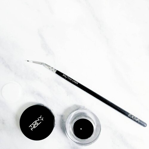 .
One of my fav liner | @tonymoly Black Backstage Gel Liner
🌸Cute packaging + Good applicator
🌸Waterproof
🌸No flaking, No fading, Bye Panda eyes
🌸Long Lasts 🌸Deep black color
🌸Very creamy, easy to apply

#GlowliciousMeREVIEW #ClozetteID #JakartaBeautyBlogger #beautyenthusiast
#beautybloggerindonesia #TonyMoly #tonymolyindo #gelliner #BeautyReview
#SlayTheFlatlay #rasianbeauty #kbeauty #koreanbeauty #bbloggers #ivgbeauty #Makeupenthusiast #makeupflatlay #beautyblog #beautyinfluencer