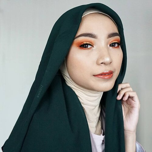 Suatu hari, nemuin kolase berisi eye makeup doang di akun #colourpopcosmetics trus iseng aja ngajakin collab via Story.Alhamdulillah ada yang mau join 😂Di collab kali ini lumayan simple karena cm mata doang 👀 Tapi kan nggak afdol yah kl ga bikin semuka juga 😝 #eaaaSo, here it is~Cek juga #eotd dari temen2 yg lain, tap aja di slide paling akhir yak 😉_PRODUCTS USED@deciem The Ordinary Coverage Foundation@wardahbeauty Two Way Cake@juviasplace Masquerade Mini Eyeshadow Palette@sariayu_mt 25th Anniversary Eyeshadow Palette@makeoverid Eyeliner Pencil - Black@missha.id Cotton Blush@lookecosmetics Lip Creme in Gaia + Lip Polish in Luna#undiscovered_muas#makeuphijabs #instabeauty #instahijabers #hijabimakeup #hijaber_indo