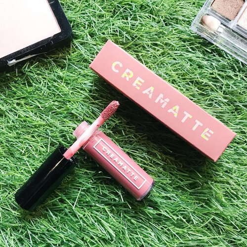 Nyesel kenapa gak icip Creamatte dari dulu sih! Kan bisa dipake pas lahiran *lah, gimana gimana* hahaha. Ada penggemar @eminacosmetics creamatte disini? Shade favorit kalian yang mana?
-
Full review ada di blog #sweetlikeapeachdotcom dan swatchnya bisa langsung intip youtube channel aku!
-
Aku baru aja ngelengkapin semua shadesnya nih. Pengen sku swatch aja semuanya soon di youtube channel aku💕
#LYKEambassador #clozetteid #mattelipstick