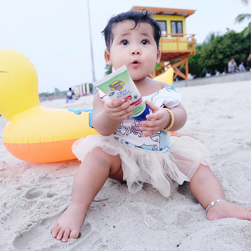 Digeser tsaaay buat liat anak bayi jadi model ala-ala😂👉🏻👉🏻👉🏻
.
Segalau itu nyari sunscreen lotion untuk anak kecil yang selalu terlihat gede di kamera haha. Akhirnya kemarin aku beliin dia Banana Boat Ultra Protect with SPF 50 & PA+++
.
Quick review:
+Teksturnya cair, gak lengket dan cepet terserap ke dalam kulit.
+Bisa dipakai untuk baby di atas 6bulan dan semua orang gede macem mama papapnya Raline bahahaha.
+Ada kandungan Aloe Vera-nya, aroma aloe-nya kecium banget dan bikin fresh!
+waterproof formula (kurang lebih sekitar 1.5jam)
.
Kemarin beli di century, karena lagi promo harganya jadi sekitar Rp. 106ribuan. Mayan kan👌🏻
.
#clozetteid #mommiesdaily #momlife #babygirl #babystuff #babyootd #motherhood