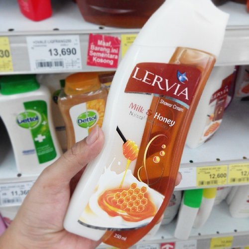 I was looking around when I found this eyecatchy Lervia shower cream. So amazed by the creativity of its brand to create such a unique packaging. They didn't mix the ingredients, but they added honey and milk into different tubes but still in the same bottle. Awesome💜 #clozette #clozetteID #clozettedaily #skincare