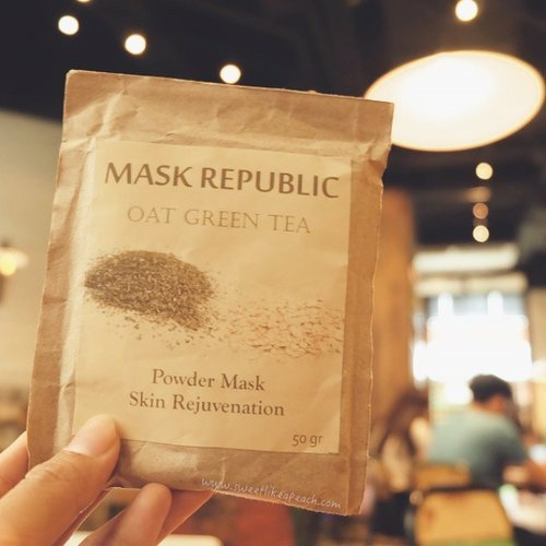 Prevent acne naturally using oatmeal #greentea facial acne mask by @maskrepublic. Read full.review about this product on my blog👌
#clozetteID #clozzette #clozettedaily #skincare #beauty