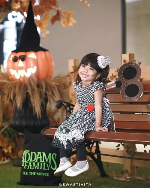 Sebelum tidur, mau infoin dulu nih ke temen-temen kalau tadi Kakak Kifta ngedate berdua sama Ummeenya nonton "The Addams Family" di @plazaindonesia ...Diluar dugaan, sebelumnya was was, karena saya fikir ini adalah film ber-genre horor, ternyata tidak. Kifta paling seneng sama tokoh Wednesday ketika pakai jepitan rambut bergambar Little Phony (kesayangannya) 😆...Jangan lupa ajak si kecil nonton film ini ya Moms, film ini akan tayang serentak di seluruh Bioskop Indonesia pada tanggal 25 Oktober nanti 😍...Eh iya, swipe left, dandanan Kifta hari ini.. 🤩 Propertinya hasil begadang ga tidur semaleman 😂 🖌️ Face Paint : Pensil Alisnya @thebodyshopindo💄 Lipstick : @makeoverid nya Ibu Gendhis @diahagustina65 ..Slide ketiga fotonya Mama Cetar @kaniasafitrii .. Makaciiii onty cantik.. 💋..#MeetTheAddams #TheAddamsFamilyXCID #clozetteid@uipmoviesid@clozetteid