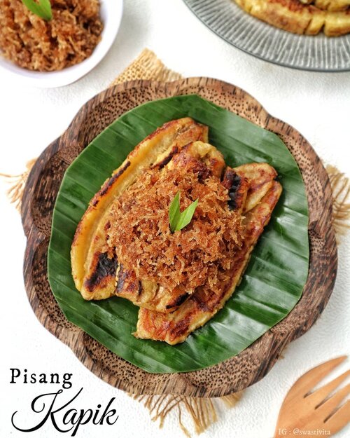 Beberapa hari belakangan ini kepingin ngemil cemilan jadul yang susah bgt dicari 😬

Salah satunya "Pisang Kapik" . Pisang Bakar yang proses masaknya itu unik banget. Dibakar sambil dijepit (Kapik). Toppingnya pakai kelapa parut yang dimasak dengan gula merah. 

Akhirnya di hari yang mendung ini aku masak ini 🤤🤤🤤

Gaesss.. You have to try this authentic Padangnese dessert!!!!

#PisangKapik #PisangBakar #Padangnese #Dessert 
#foodphotography #foodstyle #foodoftheday #foodshare #foodstyling #foodgram #foodphotographyandstyling #foodphotographyprops #foodphotographyjakarta #foodshot #foodstagram #instafood  #foodpic #yummy #FoodBlogger #ClozetteID