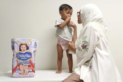 Dear Mommies, saya mau share honest review per-diapers-an. Ini pertama kalinya Kai pakai Popok MamyPoko Pants Royal Soft. And I'm amazed, diapersnya selembut itu! Sehingga nyaman dipakai terutama di bagian lipatan. Dan kayaknya bakal seterusnya pakai ini.  Kalau popoknya nyaman, main pun jadi seru ya 😍. Eh iya, Moms yang penasaran dengan keunggulan diapers ini, sekarang lagi promo 23% lho di Shopee (di akun officialnya Unicharm). Dan dapatkan juga Large Diaper Bag setiap pembelian 1 karton.. Waaa 😍  Masih ada diskon tambahan donk.. Jangan lupa pakai kode voucherku ""UNICVTA"" untuk dapetin diskon extra sebesar Rp 20.000,- klik link berikut : http://bit.ly/RoyalSoft-Shopee (di bio) . Kuyy kompakan sama Kai 😍 .@mamypokoid #MamyPokoRoyalSoftTerlembut #KelembutanNo1 #ClozetteID