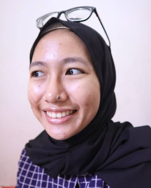 Aku menertawai kecerobohanku sendiri 🤡
.
Tumben kan, aku bare face gini. Sebelum foto ini, aku share tentang basic skincare yang semua orang wajib pakai. Iya, semua. Termasuk cowok loh ya. Karen sering ditanyain "skincare buat pemula apa aja?" "Aku mau mulai pakai skincare nih, beli apa dulu ya?". Silahkan cek IGTV-ku yang terbaru yuk! Ngga harus ngikutin produk yang kupakai kok, yang penting kegunaannya sama. Disesuaikan aja sana kondisi kulit kalian 😉
.
.
#aidacht #beautiesquad #clozetteid #skincare #skincarejunckie #skincarereview #skincareroutine #basicskincare #beginwithaidacht