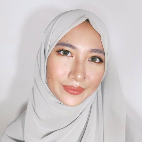 Soft glam makeup for ied, why not? ✨.Makeup look buat kamu yang mau menghindari pertanyaan "kapan lulus?" "kapan nikah?" "kapan menguasai dunia?" di hari lebaran nanti. Biar yang lain pada fokus ke makeup kamu aja, terus lupa deh mau nanya apa 😆 tutorial buat makeup ini udah ada di channelku, tinggal klik link di bio ya 🙋🏻.Btw, cek juga yuk #lebaranbarengbeautisquad buat dapetin inspirasi makeup lebaran dari anak-anak @beautiesquad 💖...#aidacht #clozetteid #BeautiesquadXFanbo #Beautiesquad #FanboCosmetics #fanbobbcream #1menitflawless #fanbobeautyblender #fanboperfectbounce #l4l #f4f #1minutemakeup #makeup #makeuptutorial #makeuponfleek #makeuplife #makeuponpoint #makeupideas #ramadhan #iedmubarak