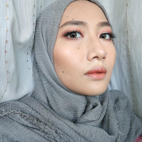 kemarin pengen banget ikut makeup collab kondangan bareng @beautiesquad tapi karena aku (sok) sibuk jadi baru sempet bikin makeup looknya deh 🙁 terus nyobain bikin tutorial foto gini. agak tricky ya, apalagi kalo pakai natural light huff.ini aku jelasin step makeupnya yaa 😘⠀⠀⠀⠀⠀⠀⠀⠀⠀1. pakai base makeup dulu. baseku masih sama, primer baby skin @maybelline, foundation fit me 128, concealer fit me 20, terus diset sama bedaknya @altheakorea yang translucent.2. produk alis juga ngga ada yg beda. cuma @eminacosmetics top secret eyebrow dan pinggirannya dirapiin pakai concealer.3. aku pakai eyeshadow @etudehouseofficial yang peach farm aja di sini. pakai warna pink di seluruh kelopak mata.4. lanjut pakai warna cokelat di ujungnya.5. tambahin warna gold shimmery di tengah kelopak pakai jari aja.6. tinggal lengkapin pakai eyeliner @purbasarimakeupid, bulu mata palsu R44 premium @ratubulumata, dan @missha.official 4D mascara di bulu mata bawah.7. ngga lupa cotton blushnya Missha, shading @pixycosmetics di bawah tulang pipi aja, dan highlighter kesayangan @gobancosmetics.8. terakhir pakai satin lipsticknya @fanbocosmetics nomor 05 di tengah bibir aja lalu diratakan pakai jari.⠀⠀⠀⠀⠀⠀⠀⠀⠀tinggal cus ke kondangan deh! menurut lebih enak tutorial bentuk foto atau video sih?⠀⠀⠀⠀⠀⠀⠀⠀⠀.Sent via @planoly #planoly #aidacht #aidachtutorial #clozetteid #beautiesquad #makeup #makeuptutorial #makeupjunckie #l4l #f4f #makeupaddict  #beautyinfluencer #beautyvlogger#beautyvloggerindonesia @indobeautygram#indobeautygram #indobeautyvlogger #makeupwisuda @tampilcantik @wakeupandmakeup @bunnyneedsmakeup #bunnyneedsmakeup #makeupkondangan