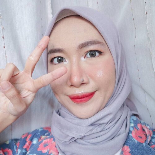 Aku tiap disuruh pose bebas, dari SD sampai sekarang ☺✌🏻
.
Makeup ini aku pakai buat #wipeitdownchallenge kemarin. Biasa aja, ngga stand out, cuma ngikutin trend filter instagram sekarang: flawless skin, blush di hidung, ombre lips. Tiap mau bikin konten tiktok atau foto bareng produk, pasti makeupku begini, nyadar ngga? 😋
.
Makeup deets:
- Foundation: @maybelline superstay 128.
- Concealer: @nyxcosmetics_indonesia cant stop wont stop (natural).
- Blush: @otocosmetics_id liquid blush 05.
- Powder: @pondsindonesia biru.
- Eyebrow: @imploracosmetics grey brown.
- Eyeliiner: @purbasarimakeupid.
- Mascara: @madame.gie.
- Contour: @pixycosmetics (hidung sama jadi eyeshadow dikit)
- Ombre lips: @dearmebeauty dear felice + maybelline ink crayon 50.
.
#aidacht #clozetteid #beautiesquad #makeup #koreanmakeup #makeuplooks #makeupjunckie #makeupinspiration