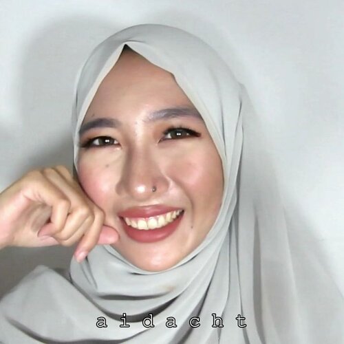 Video sebelumnya cuma pakai BB cream, ini pakai pernak-pernik lainnya 💄.Tapi buat tutorial lebih lengkapnya lagi cek di channelku aja, link seperti biasa ada di bio 😚.PRODUCTS I USED:Base: @fanbocosmetics bb cream 02 beige.Powder: #FanboCosmetics two way cake 02 beige.Eyebrow: #FanboCosmetics eyebrow pencil black.Eyeshadow: @beautycreations.cosmetics Irresistible palette.Eyeliner: @wardahbeauty staylast liquid eyeliner.Mascara: @maybelline lash sensational.Fake lash: @thehartzlashes aurel.Blush: #Maybelline color show blush peachy sweetie.Contour: @pixycosmetics highlight & shading.Highlighter: @gobancosmetics bronze nebula.Lips: @brunbrun_paris lip cheek eye dazzled.Face mist: @da_mior bamboo face mist.Softlens: @x2softlens bio four chocolate....@beautiesquad @bunnyneedsmakeup @beautychannel.id @bvlogger.id @setterspace @indobeautygram #aidacht #clozetteid #fanbobeautyblender #fanboperfectbounce #l4l #f4f #1minutemakeup #makeup #makeuptutorial #makeuponfleek #makeuplife #makeuponpoint #makeupideas #ramadhan #iedmubarak #lebaranbarengbeautiesquad #Beautiesquad #bvlogger #setterspace #beautychannelid #indobeautygram #ivgbeauty #bunnyneedsmakeup