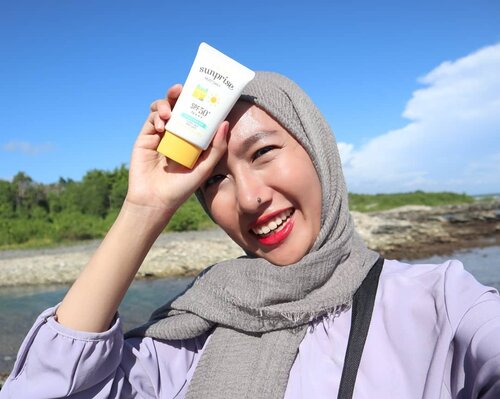 Selamat Senin! Jangan lupa pakai sunscreen 🌞.Udah 2 mingguan ini aku keliling Sumatera Utara yang ternyata puanas minta ampun! Lewat kota yang dikit cuma bentar doang kayak Sidikalang dan Padang Sidimpuan. Sunscreen jadi barang yang harus banget ada di dalam tas 😳 aku lagi nyobain @etudehouseofficial Sunprise Must Daily SPF 50+ PA+++ yang kubeli di @altheakorea dan pengen bikin #MiniReviewBarengAi di sini~.✔️SPF dan PA tinggi, jadi merasa terlindungi.✔️desainnya lucuk!✔️cocok untuk kulit normal - kering.✔️tidak ada whitecast.✔️tidak bikin kulit kusam.❌tidak nyaman kalau kulit kamu berminyak..Udah pakai sunscreen hari ini? 😚...#aidacht #clozetteid #beautiesquad #altheakorea #featuredonalthea #altheaangels #etudehouse #sunscreen #koreanskincare #kskincare #skincarejunckie #skincare #skincarereview #exploresumut