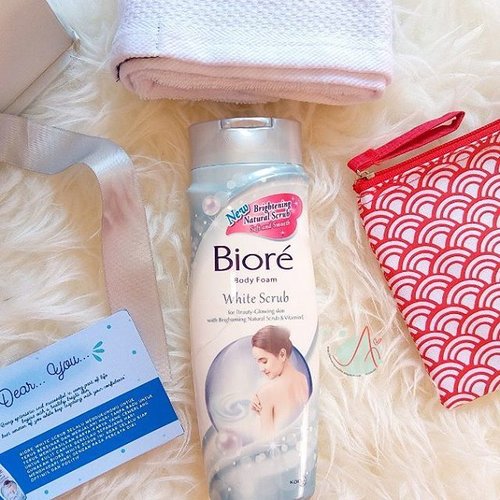 Inside the hampers from @id.biore 💖 have u try new variant from Biore Body Foam? Read the review on my blog aidacht.com or just click link on my bio ☝💁
.
#aidachtcom #bodyfoam #review #skincare #bodycare #hampers #blogger #beauty #beautyblogger #clozetteid #beautybloggerid #jakartabeautyblogger #warungblogger #sobatblogger #bloggerperempuan #femalebeautyblogger #bloggerceria #kbbvmember #beautynesiacommunity #beautybloggerindonesia #beautiesquad #bvlogger