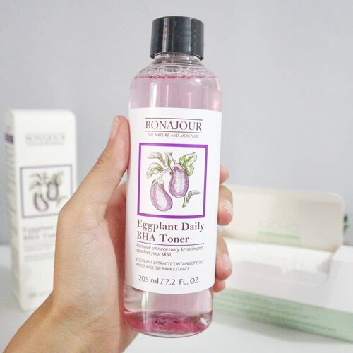 Siapa yang ngga pernah skip toner di skin care routine? 💁🏻
.
Bagiku, toner harus banget ada di skin care routine aku. Ngga tau sugesti atau apa, tapi toner seakan nyiapin kulitku untuk ke step skin care selanjutnya. Nah, aku ada review tentang @bonajour_official Eggplant Daily BHA Toner nih, gengs! Iya, terong dari toner. Eh, toner dari terong! 🍆 baca review lengkapnya di www.aidacht.com atau tinggal klik link di bio ya 😉
.
Toner ini bisa kalian beli di charis aku http://hicharis.net/aidacht/esX dengan harga promo Rp298.000 loh 💕
.
#aidacht #clozetteid #beautiesquad #CHARIS @charis_celeb @hicharis_official #hicharis #charisceleb #bonajour #eggplanttoner #skincarejunckie #skincarereview #skincare #koreanskincare