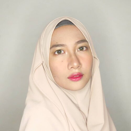 Satu foto pakai semua produk kesayangan💓.Primer: @maybelline baby skin pore eraser.Foundation: Maybelline fit me matte + poreless 128.Concealer: Maybelline fit me 20.Powder: @marckscosmeticind beauty powder putih.Eyebrow: @eminacosmetics top secret eyebrow.Mascara: @missha.official 4D mascara.Blush: @nyxcosmetics_indonesia ombre blush feel the heat.Highlighter: @gobancosmetics stardust bronze nebula.Lips: @altheakorea watercolor cream tint plum..Haruskah aku bikin tutorial makeup ini? Btw apa produk yang lagi kalian suka? 😆...#aidacht #beautiesquad #clozetteid #makeupslaves #makeupaddict #makeuplooks #makeup