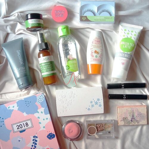 B.E.S.T OF BEAUTY 2017!
Akhirnya aku bayar utang postingan juga 😂 selain yang ada di atas, masih ada beberapa produk yang menurut aku buagus banget selama 2017 kemarin. Lihat lainnya di bit.ly/BestofBeauty2017 atau klik link di bio ya! 🐇
.
.
.
.
.
#aidachtcom #clozetteid #makeup #beauty #blog #makeupinspired#makeupjunckie #l4l #f4f #makeupreview#makeuptutorial #indonesiabeautyblogger#femalebeautyblogger #bloggerperempuan#jakartabeautyblogger #beauloggerindo#bbloggers #bvlogger#skincare #bestofbeauty #bestof2017 #2017