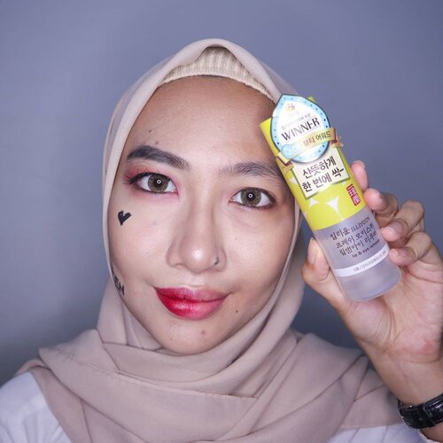 Hal yang ngga boleh dilupain tiap malam: hapus makeup!.Semalem apapun, semalas apapun, jangan lupa hapus makeupnya ya, gengs! Aku lagi nyobain @illiyoon_official Fresh Moisture Lip & Eye Remover. Review lengkapnya akan ada di blog aku, tungguin yaa 🧚🏻‍♀️..#aidacht #beautiesquad #clozetteid#illiyoon #freshmoisturelipandeyeremover #remover #lipremover #eyeremover#CHARIS #hicharis @hicharis_official @charis_celeb