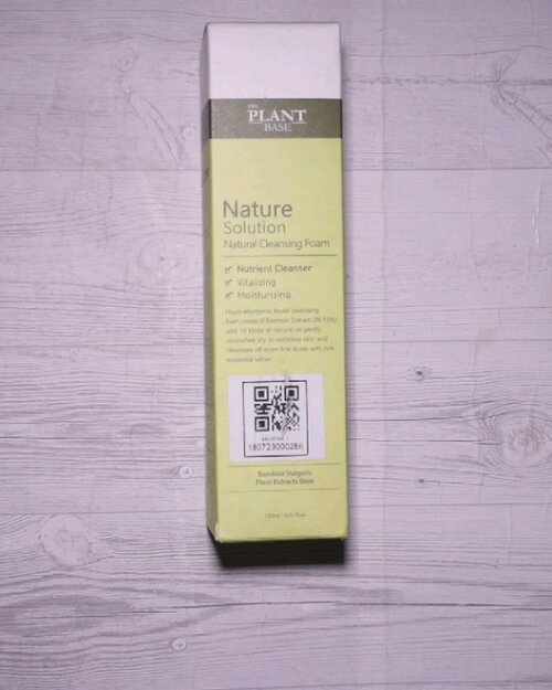 Meet my new loves from @theplantbase_id ❤Beberapa waktu lalu, aku berkesempatan buat nyoba Nature Solution Natural Cleansing Foam, pembersih wajah yg terbuat dari ekstrak bahan organik, 28.15% nya merupakan ekstrak air bambu yg berfungsi sebagai antioksidan, anti peradangan dan anti bakteri.Produk lain yg aku coba adalah White Truffle Turn Over Peeling, eksfoliator yg terbuat dari selulosa alami & biji buah aprikot, yg berfungsi mencerahkan & mengangkat sel kulit mati tanpa menyebabkan kulit jadi iritasi. Ini jadi produk eksfoliasi favorit aku yg baru hehe. Full review sudah mejeng di blogku ya. Silakan mampir :) Produk dari The Plant Base ini bisa didapatkan di @salubritas.indonesia #ThePlantBaseXClozetteIDReview #theplantbase#inlovewithnature#ClozetteIDReview#ClozetteID