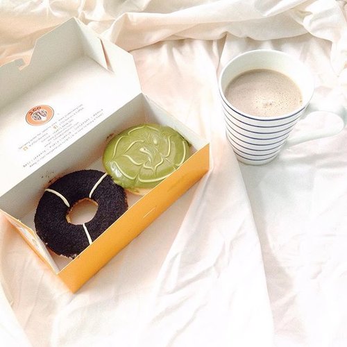 Have great monday, everyone! If you're in a bad mood, you can always eat donuts 🍩☕️ #onthebed #ClozetteID #foodies