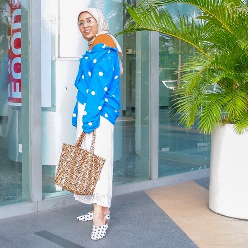 Hello! Long time no ootd-ing. Now pairing dots with leopards because why not? 😏 #whatzunawears

#printsonprints #ootdhijab #aboutalook #acolorstory #flashesofdelight #peopleinsquare #postportraits #createmoments #clashingpatterns #clozetteid