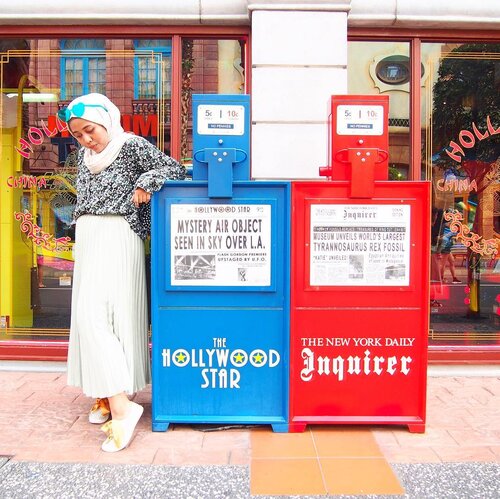 Lima tahun kemudian dan aku masih ngga bisa berpose dengan benar kalo ngga ada yang arahin 😞 [swipe left]#rizunagoestosingapore..#abmlifeiscolorful #universalstudios #uss #thisissingapore #exploresingapore #sheisnotlost #ladieslovetravel #acolorstory #clozetteid