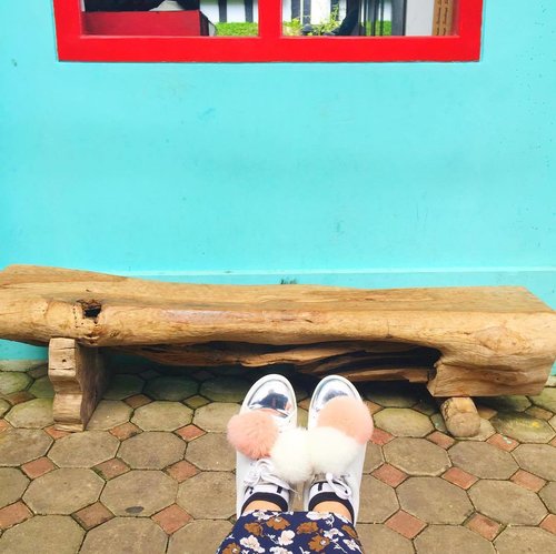 My travel companion ~ lalalala 💖 
Pompom shoes from @grinitty #grinittylooks #clozetteid