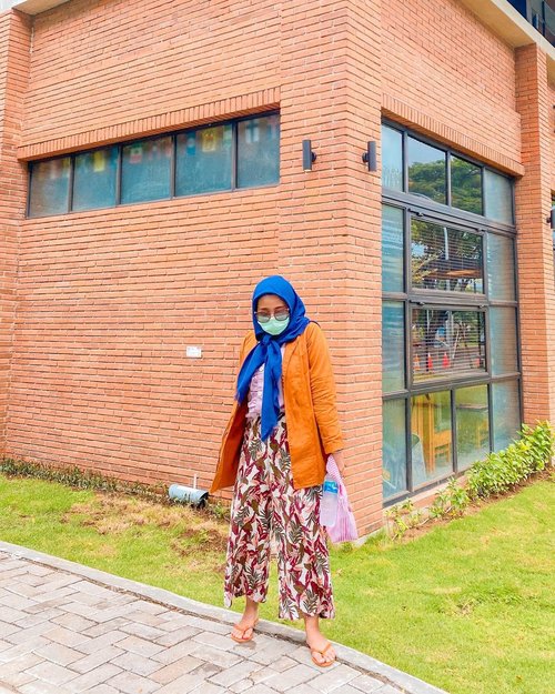 Grocery shopping outfit~ and a quick stop to eat burger 🙃 #whatzunawears
.
#clozetteid #ootdhijab #hijabfashion
